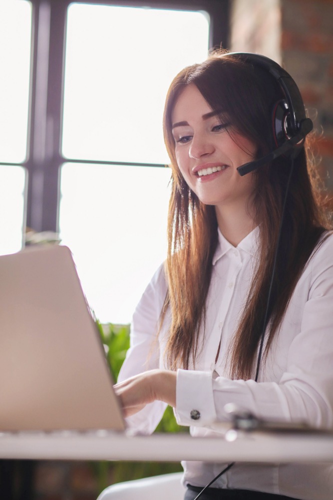 Mujer trabajando en atención al cliente